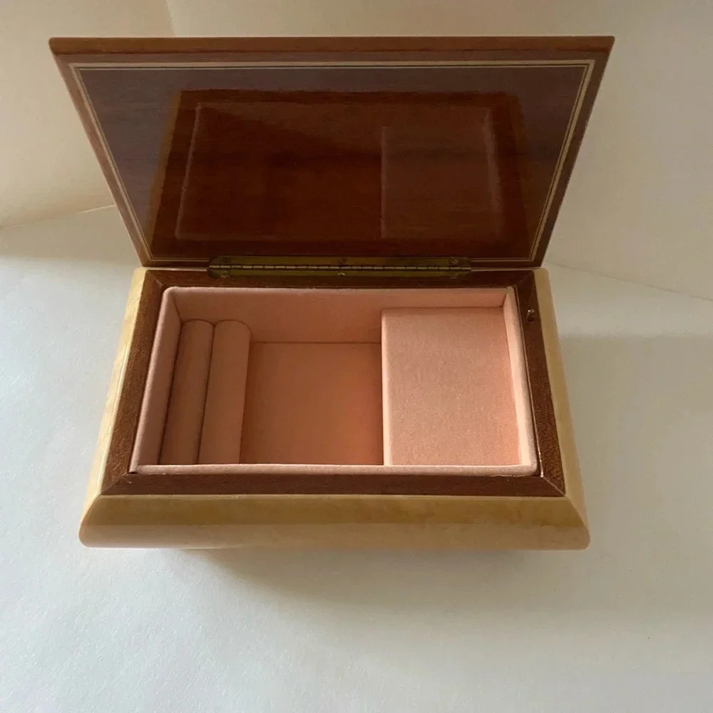 Beautiful vintage jewelry music box​